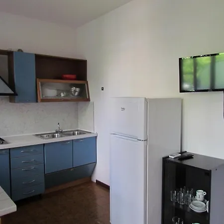 Lovely Flat With Air Conditioning In A With Pool 비비오네